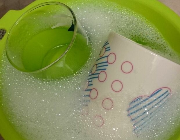 プロが提唱の裏ワザ「水で薄めた洗剤で食器洗いを効率化」