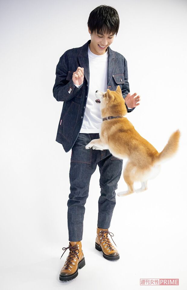 太郎はうれしそうに、中川大志の胸の中へとダイブ!撮影／齋藤周造