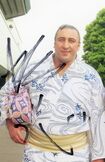 稽古帰りでも快くサイン（読者提供）