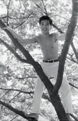 関根勤、写真は'75年。大学3年生のとき『ぎんざNOW！』（'72年～'79年）の『しろうとコメディアン道場』で初代チャンピオンとなり、芸能界入り。初期はラビット関根の名だった。『欽ちゃんのどこまでやるの！』（'76年～'86年）の“クロ子とグレ子”で人気を博し、以来ずっとお茶の間の人気者（撮影／週刊女性写真班）