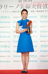 この頃は脚を見せるスタイルを増やしており「年々、丈が短くなっていきます」と笑いながら明かした（’18年10月）