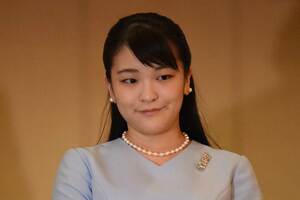 6月2日、紀子さまと琉球舞踊を鑑賞された眞子さま。時折笑顔で顔を見合わせる場面も