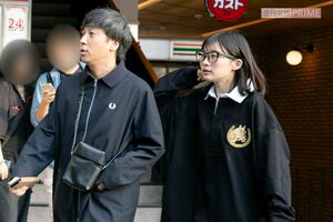 2023年10月28日、舞台観劇を終えて劇場を後にする伊藤沙莉と蓬莱竜太