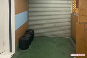 床は薄汚れていて…