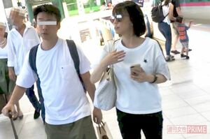 夫と東京駅のホームを歩く小林麻耶