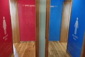 “リフォーム”された学校のトイレ。入り口もカラフルになっている