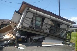 車が崩壊した家の下敷きに