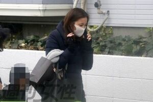 会場を後にする朝香は電話で会話中。イノッチに報告していたりして!