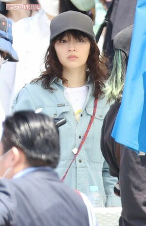 キャップから、同作でおなじみのパーマヘアがのぞく広瀬すず