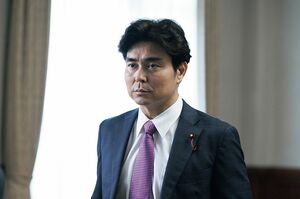 鷲津の古くからの友人の政治家・鷹野（小澤征悦）（『罠の戦争』（c）カンテレ）
