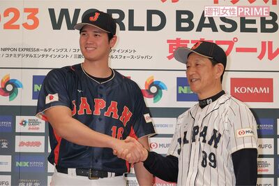 WBCの日本代表に就任した栗山英樹監督と握手する大谷翔平