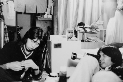 映画制作に打ち込んだ大学時代（写真左）。その後、7年間フリーターに