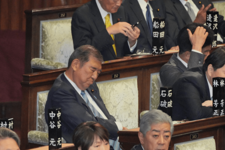 首相指名選挙でスヤスヤと居眠りをする石破茂首相(2024年11月11日、写真は「週刊女性」撮影)