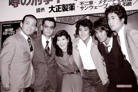 ドラマ『噂の刑事トミーとマツ』に出演していた頃の国広富之さん（写真右から3番目）