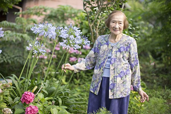 【写真】自宅の庭で。取材の時期はアジサイが咲き誇っていた。裏庭ではたくさんのハーブも育てている