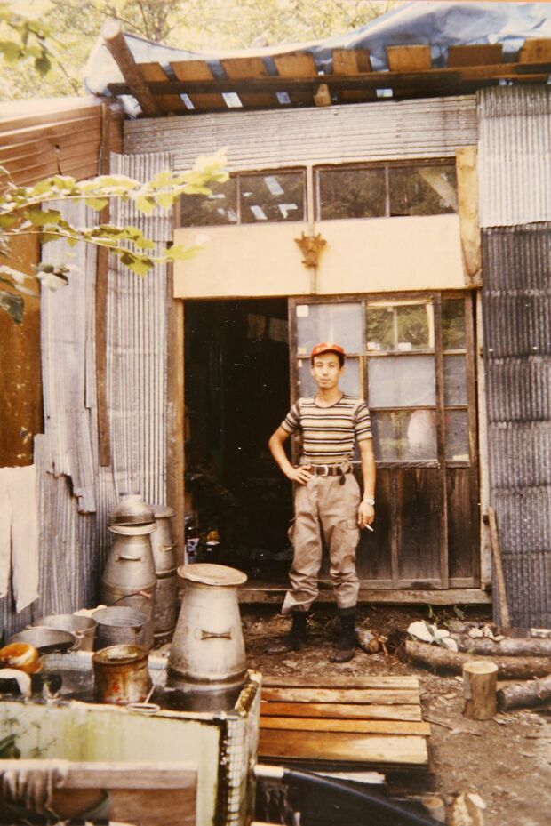 29歳で持った田老町の牧場にて。住宅兼牛舎は、山から切り出した木材と、拾ってきたトタン板で作った