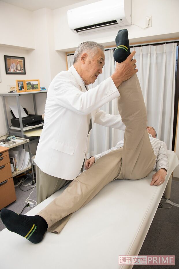 脚上げ（写真）と股関節の屈曲検査で仙腸関節の状態がわかる