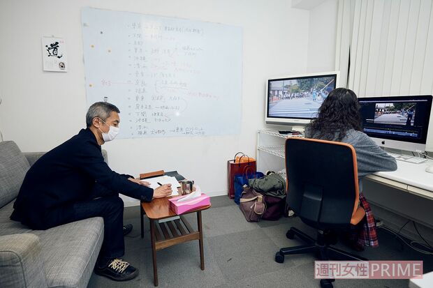 国葬をテーマに取材した映像の編集作業を行う大島さんと前出・宮島さん。公開は未定だ　撮影／廣瀬靖士