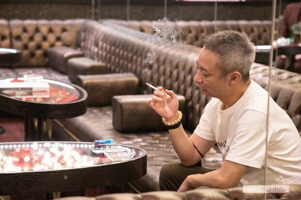 研修後には一服する姿も