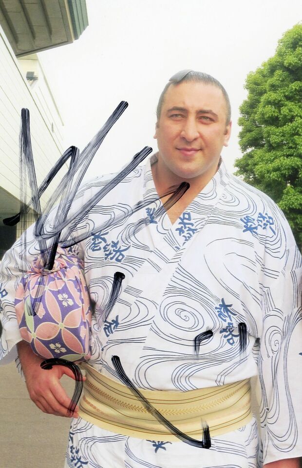 稽古帰りでも快くサイン（読者提供）