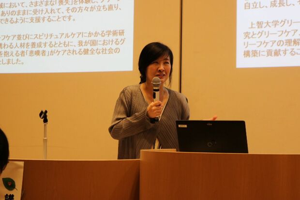 2017年11月15日、明治大学で行われた「犯罪被害者支援のつどい」で講師を務める入江さん。率直に、ありのままを語る姿に、学生たちが引きつけられていた
