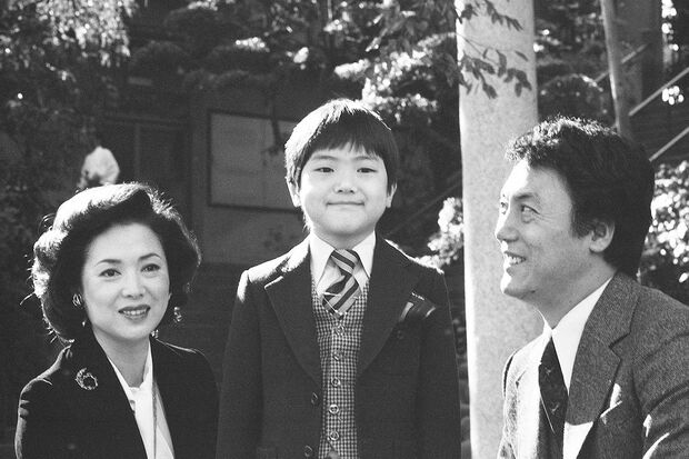 平さん、佐久間とともに七五三のお参りで笑顔を見せる岳大