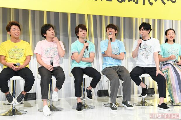 「あるある、何だろうな？」（二宮）と、考え中の4人に松本が「君たちも忘れちゃったかな？（笑）」　撮影／高梨俊浩
