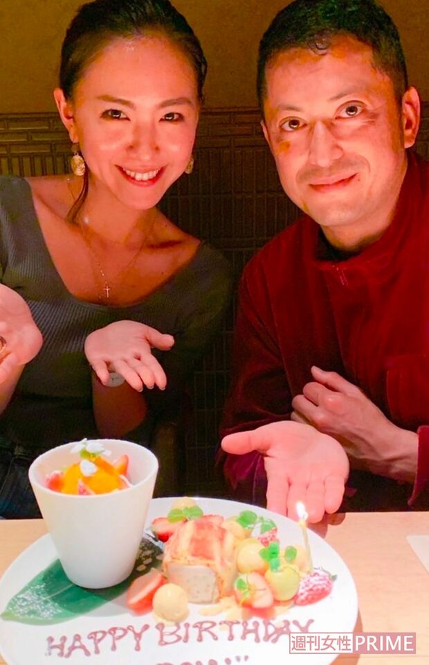 プライベートで西内ひろの誕生日を祝う池内博之。2人の交際歴は10年近いという