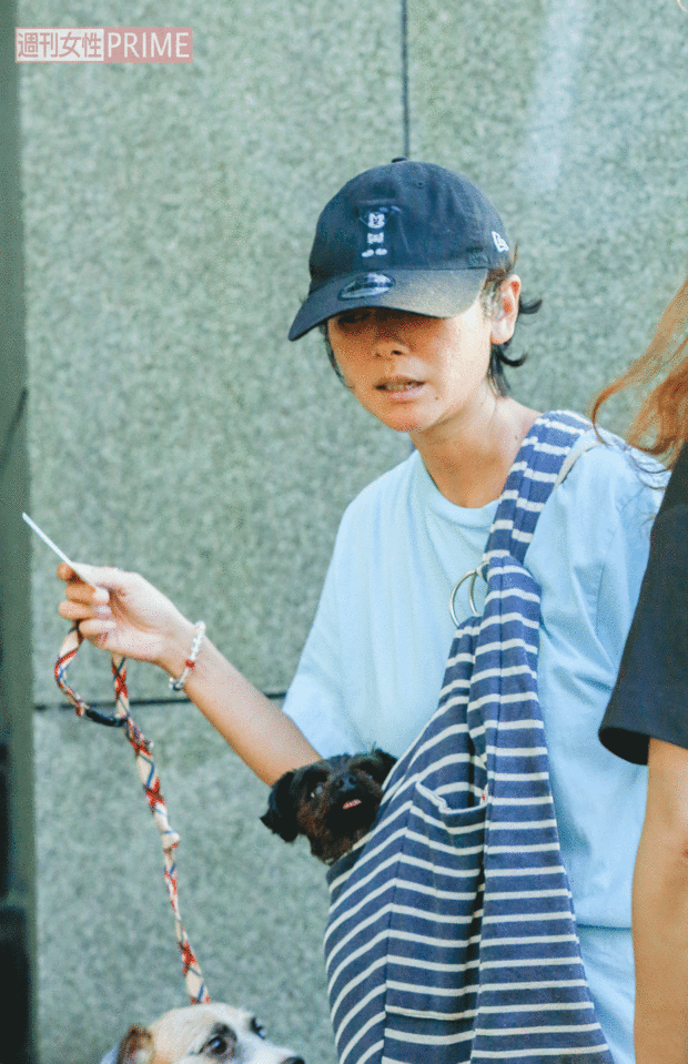 キャップには“怒り顔”のミッキーマウスがプリントされている