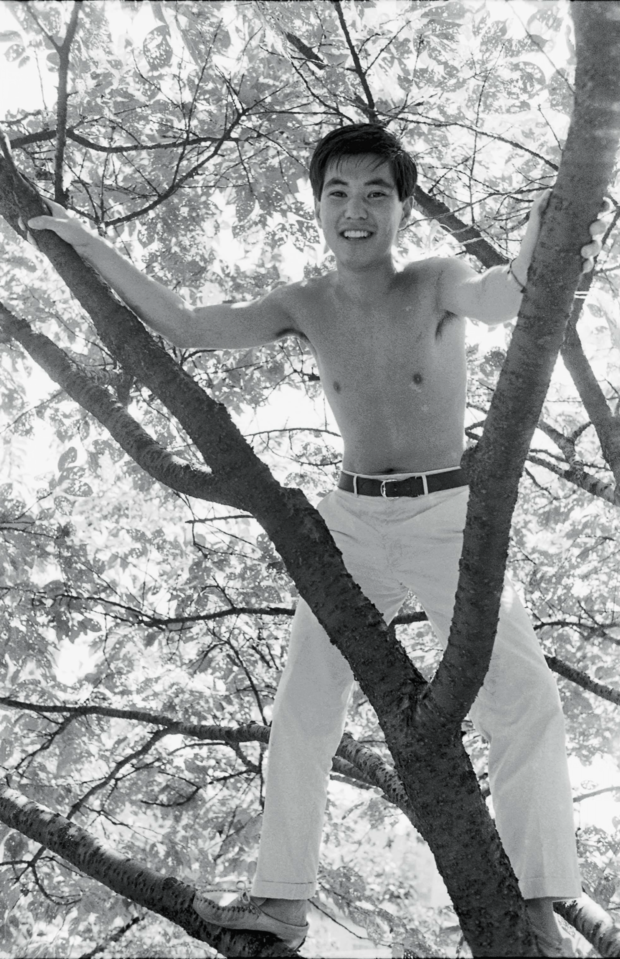 関根勤、写真は'75年。大学3年生のとき『ぎんざNOW！』（'72年～'79年）の『しろうとコメディアン道場』で初代チャンピオンとなり、芸能界入り。初期はラビット関根の名だった。『欽ちゃんのどこまでやるの！』（'76年～'86年）の“クロ子とグレ子”で人気を博し、以来ずっとお茶の間の人気者（撮影／週刊女性写真班）