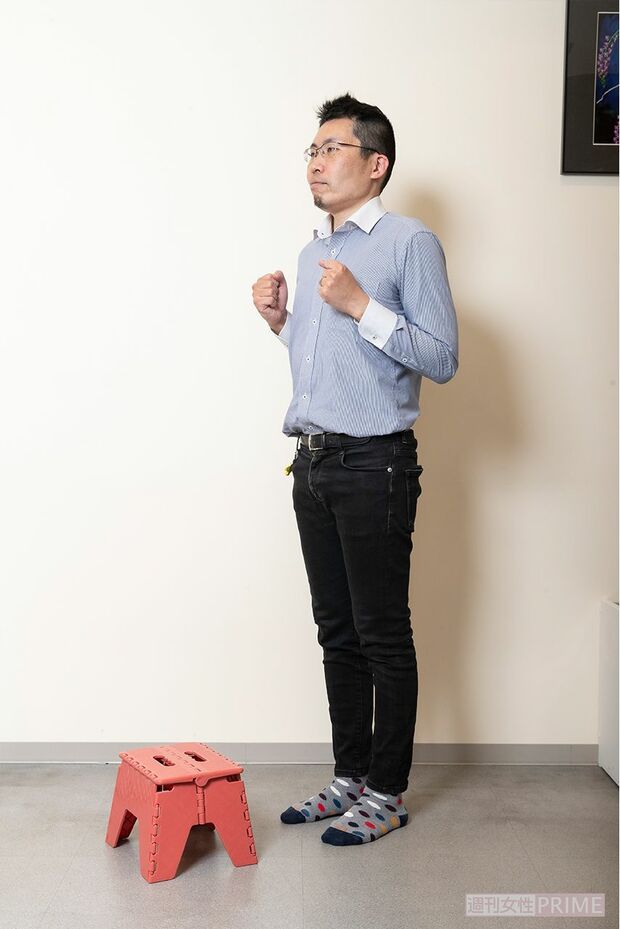 【5】1に戻って逆足スタートで繰り返す。高く右足を上げて床に下ろす。次は右足から上げ、右足から下ろす。これを繰り返し、10分間続ける。