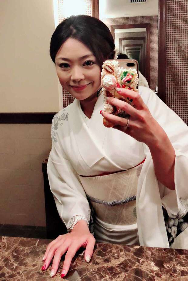 2、でも携帯はハデ（自作デコ）！「こういうとこギャル魂が抜けませんね」