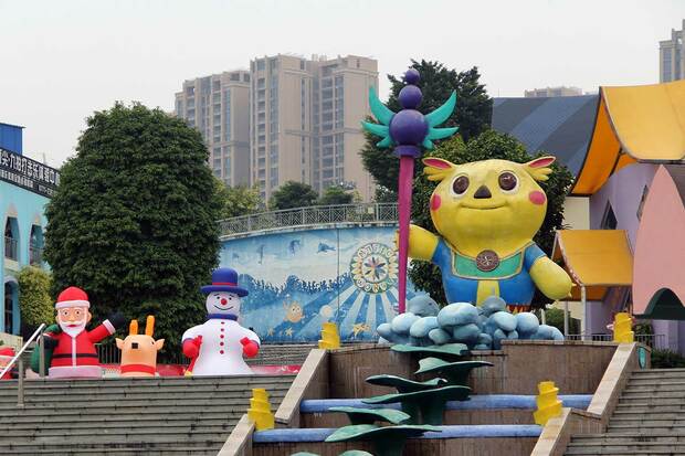 この遊園地のコンセプトは“ピカッとしたネズミ風のキャラクターが統治する魔法王国”だとか　撮影／関上武司さん