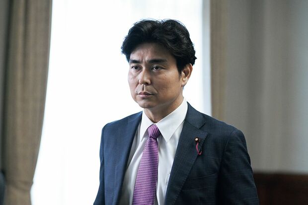 鷲津の古くからの友人の政治家・鷹野（小澤征悦）（『罠の戦争』（c）カンテレ）