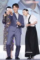 左から樋口可南子、竹内涼真、杉咲花