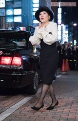 40周年のライブ会場の建物前はファン、マスコミ、反統一教会の人たちで騒然とする場面も（2018年撮影）