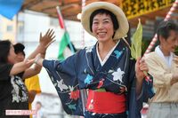 日雇いの街で歌って踊る詩人が「表現」を通じて目指した、壁のない世界