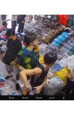 拡散された、京都府の私立・大谷高校生徒による“集団万引き”の様子。周囲を見渡した後、商品をカバンの中に入れる姿が捉えられている（Xより）