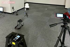 大気圧や室温を測定する機械など、さまざまな器機を用い児玉さんが一晩かけてオバケ調査を行い、報告書にまとめる(本人提供)