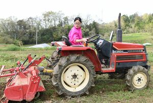 小柄ながらトラクターを運転するのが好きな奈央さん