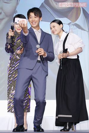 左から樋口可南子、竹内涼真、杉咲花