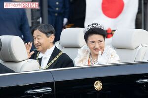 '19年11月、天皇陛下の即位を祝うパレードである『祝賀御列の儀』。燕尾服の陛下とローブデコルテにティアラ姿の雅子さま。およそ11万9千人の国民が沿道に集まった。