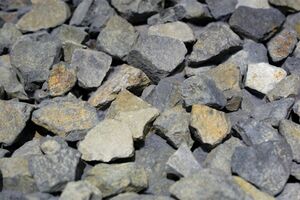 防犯砂利は、軽く踏むだけで大きな音を出し、侵入者の存在を知らせてくれる。庭やベランダに敷くだけで効果的　※写真はイメージです