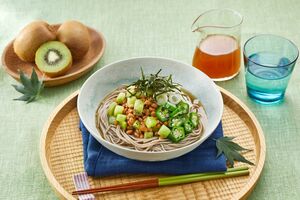 キウイ納豆そば