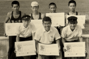 足利第一中学校時代、市の大会で陸上部が優勝したときのカット。前列右側が2000メートル走の選手として出場した売野