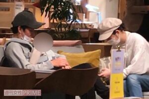 家具店でテーブルを選ぶ佐々木希（31）と渡部建（47）。渡部は1歳の息子を抱いていた