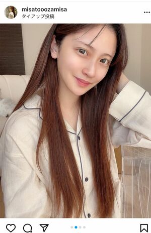 整った容姿だけでなく、あざとい仕草も人気の秘訣だ（小澤美里のインスタグラムより）