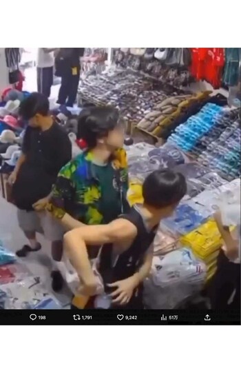 拡散された、京都府の私立・大谷高校生徒による“集団万引き”の様子。周囲を見渡した後、商品をカバンの中に入れる姿が捉えられている（Xより）