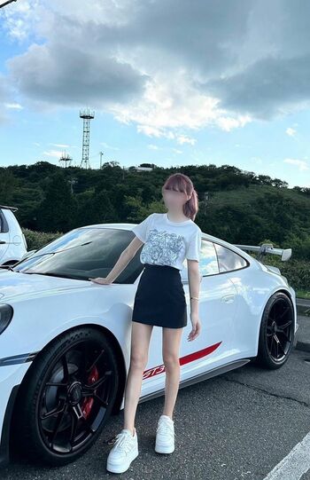 ”下着ユニバ”メンバーのゆいさんはポルシェをプレゼントされて再度話題に(インスタグラムより 画像は一部編集部で加工)
