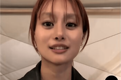 過去に自身のインスタグラムでも赤髪を披露し、おちゃらけ顔をする忽那汐里（公式インスタグラムより）